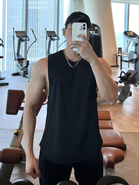 Κλασικό μοντέλο μονόχρωμο ανδρικό φανελάκι κατάλληλο για αθλήματα