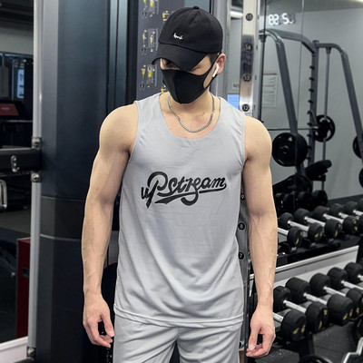 Ανδρικό σπορ φανελάκι με εμπριμέ λαιμόκοψη