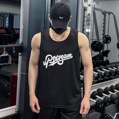 Ανδρικό σπορ φανελάκι με εμπριμέ λαιμόκοψη