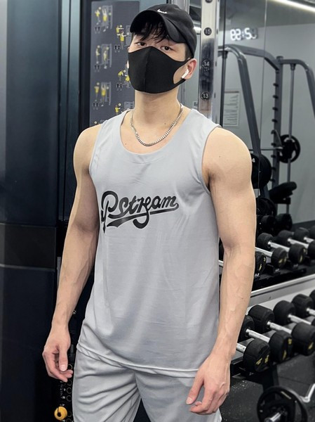 Ανδρικό σπορ φανελάκι με εμπριμέ λαιμόκοψη