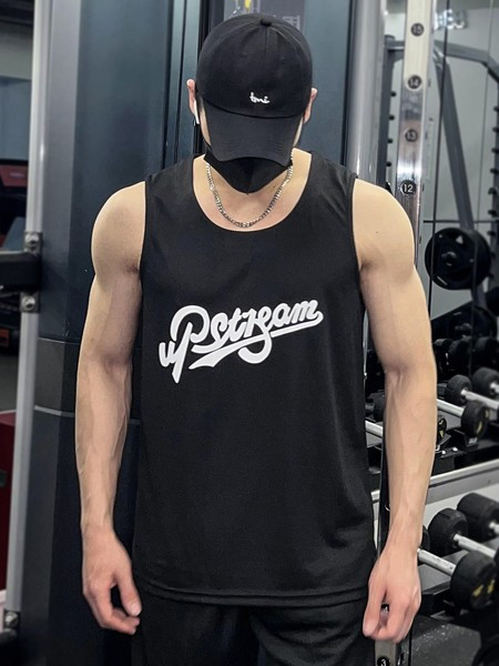 Ανδρικό σπορ φανελάκι με εμπριμέ λαιμόκοψη