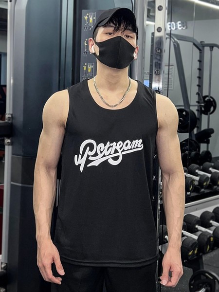 Ανδρικό σπορ φανελάκι με εμπριμέ λαιμόκοψη