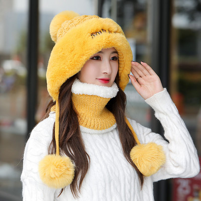 Χειμερινό καπέλο με πουπουλένιο και κεντημένο γράμμα