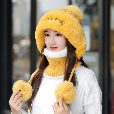 Χειμερινό καπέλο με πουπουλένιο και κεντημένο γράμμα