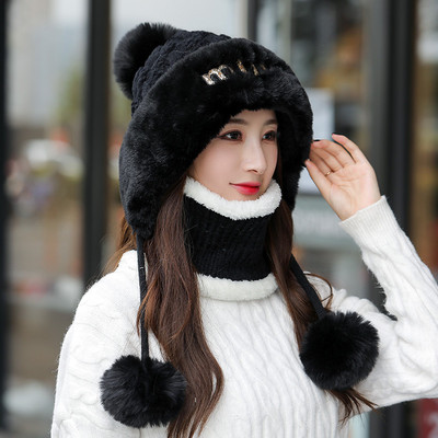 Χειμερινό καπέλο με πουπουλένιο και κεντημένο γράμμα