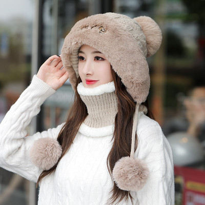 Χειμερινό καπέλο με πουπουλένιο και κεντημένο γράμμα