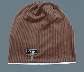 Ženska zimska kapa sa izvezenim natpisom