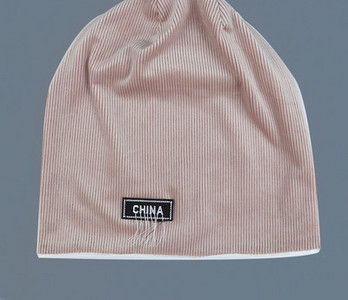 Ženska zimska kapa sa izvezenim natpisom