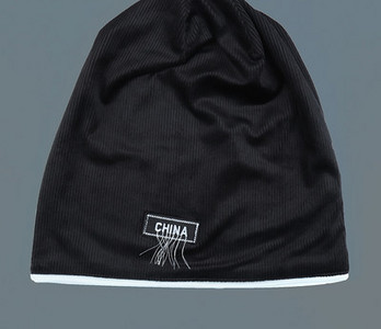 Ženska zimska kapa sa izvezenim natpisom