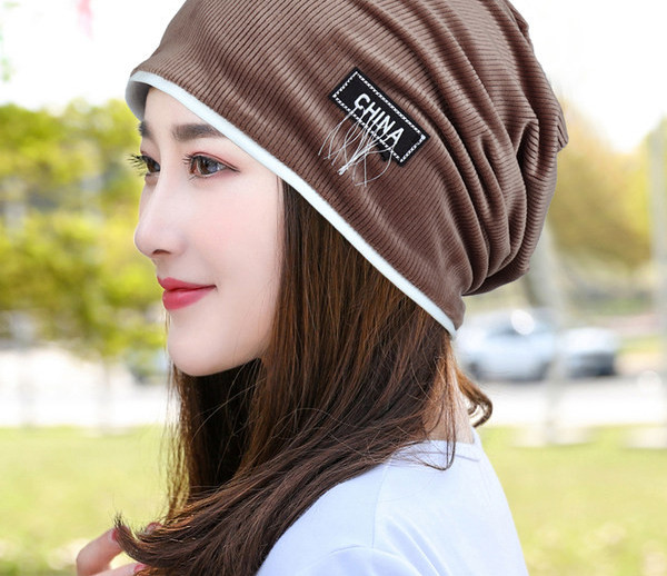 Ženska zimska kapa sa izvezenim natpisom