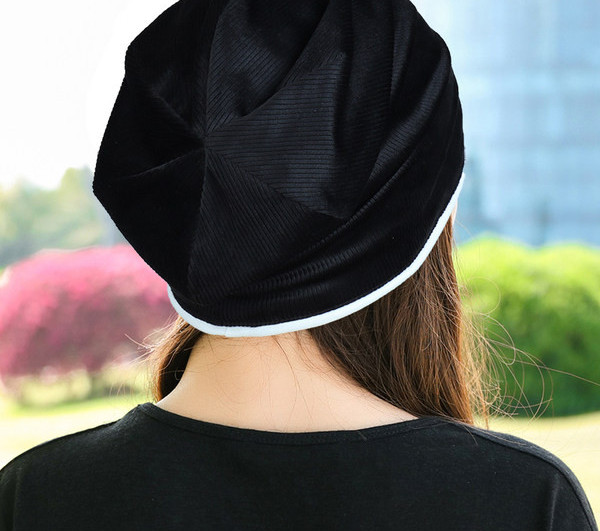 Ženska zimska kapa sa izvezenim natpisom