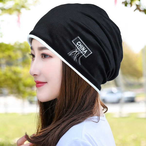 Ženska zimska kapa sa izvezenim natpisom