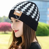 Μοντέρνο πλεκτό καπέλο χειμώνα με μεταλλικό στοιχείο