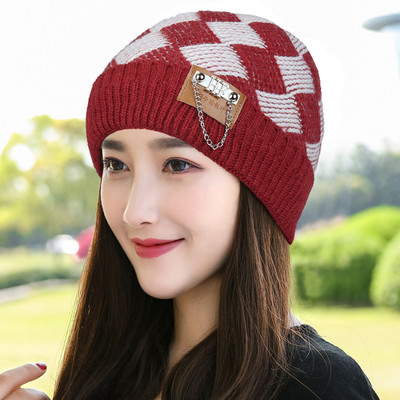 Μοντέρνο πλεκτό καπέλο χειμώνα με μεταλλικό στοιχείο