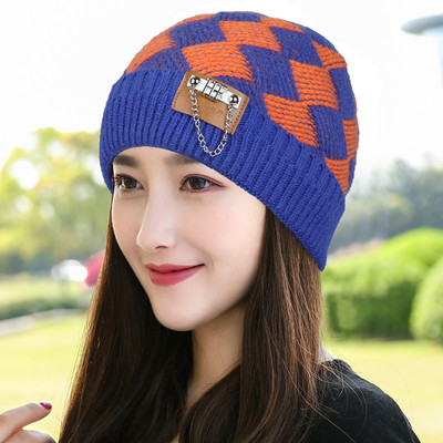 Μοντέρνο πλεκτό καπέλο χειμώνα με μεταλλικό στοιχείο