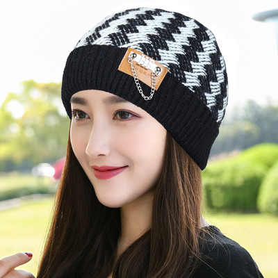 Μοντέρνο πλεκτό καπέλο χειμώνα με μεταλλικό στοιχείο