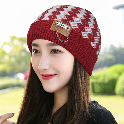 Μοντέρνο πλεκτό καπέλο χειμώνα με μεταλλικό στοιχείο