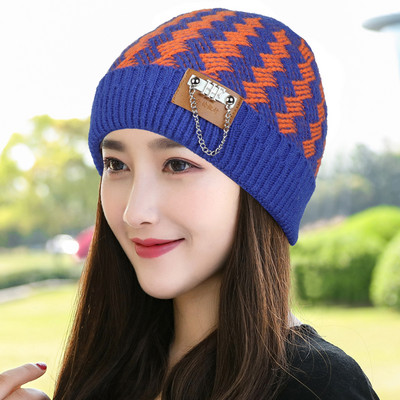 Μοντέρνο πλεκτό καπέλο χειμώνα με μεταλλικό στοιχείο