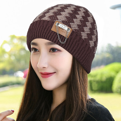 Μοντέρνο πλεκτό καπέλο χειμώνα με μεταλλικό στοιχείο