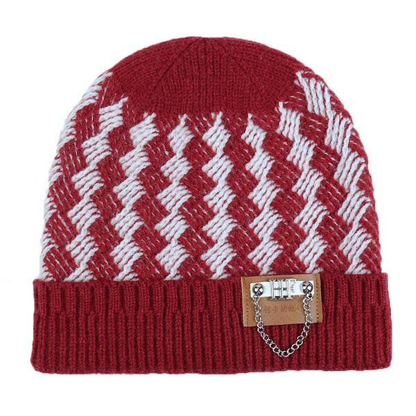 Μοντέρνο πλεκτό καπέλο χειμώνα με μεταλλικό στοιχείο