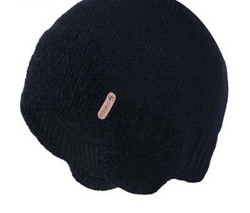 Ženska zimska kapa s perom