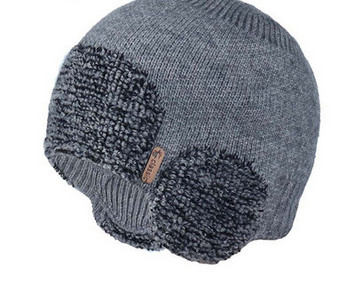 Ženska zimska kapa s perom