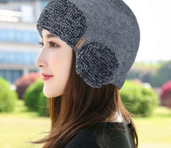 Ženska zimska kapa s perom