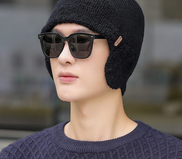 Ženska zimska kapa s perom