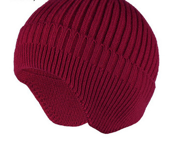 Γυναικείο χειμερινό πλεκτό καπέλο με καθαρό σχέδιο