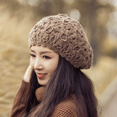 Palarie de dama tricotata cu flori