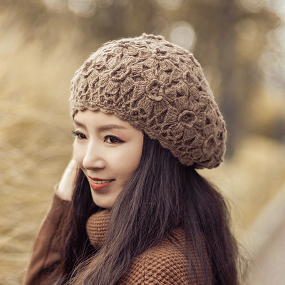 Palarie de dama tricotata cu flori