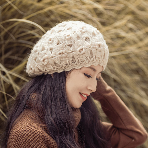 Palarie de dama tricotata cu flori
