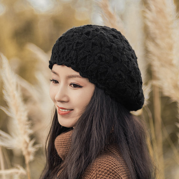 Palarie de dama tricotata cu flori