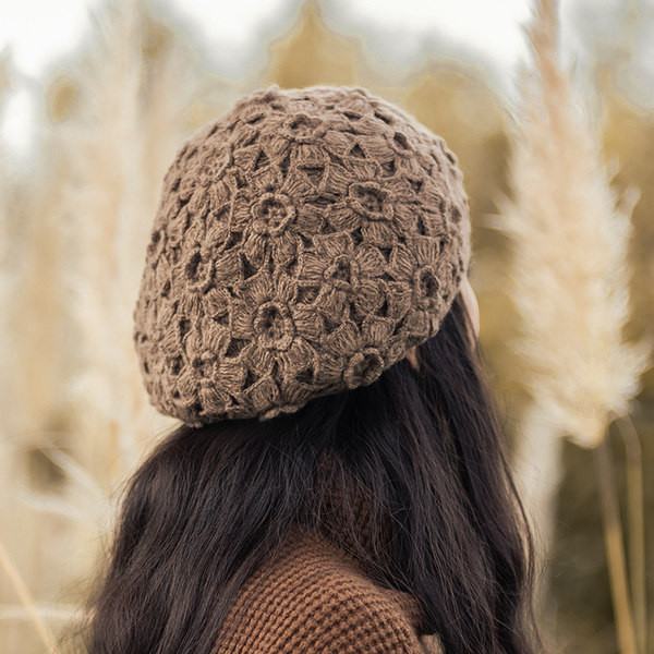 Palarie de dama tricotata cu flori