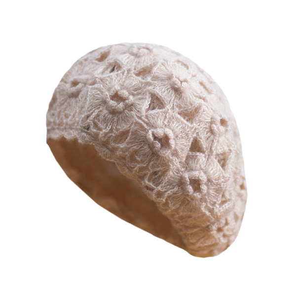 Palarie de dama tricotata cu flori