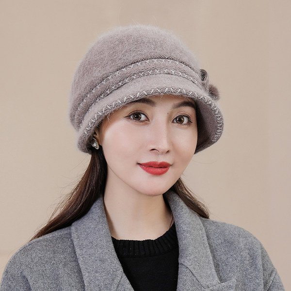 Naiste kaasaegne visiiri ja paelaga talvemüts