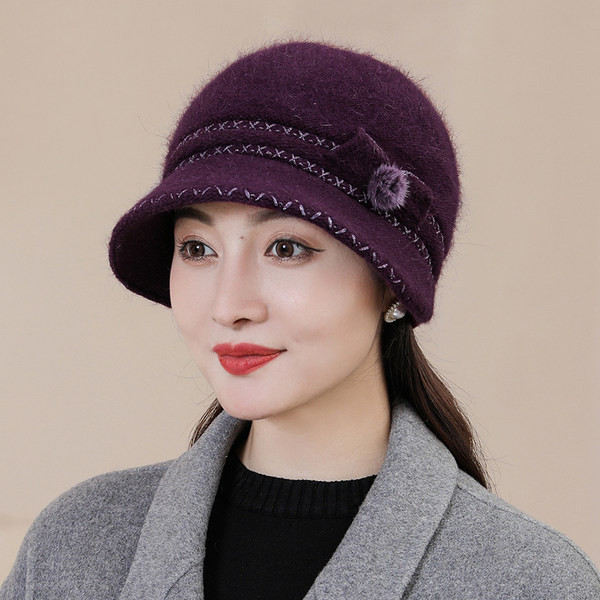 Naiste kaasaegne visiiri ja paelaga talvemüts