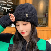 Moodne naiste mitmes värvitoonis kootud müts