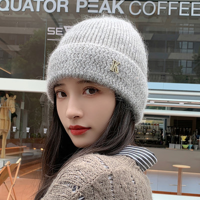 Moodne naiste mitmes värvitoonis kootud müts