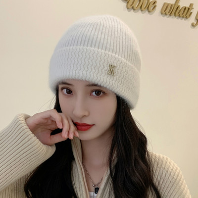 Moodne naiste mitmes värvitoonis kootud müts