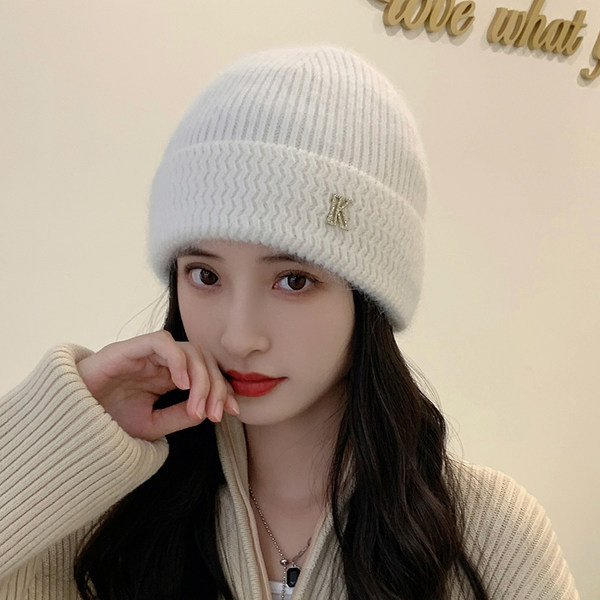 Moodne naiste mitmes värvitoonis kootud müts