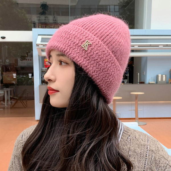 Moodne naiste mitmes värvitoonis kootud müts