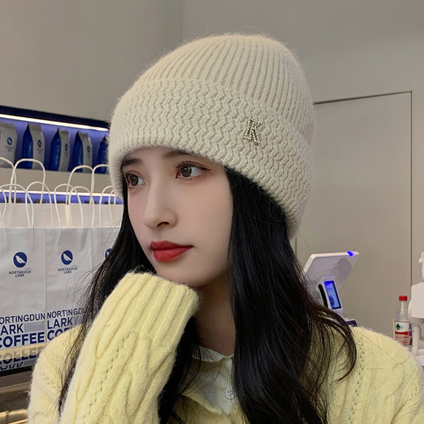 Moodne naiste mitmes värvitoonis kootud müts