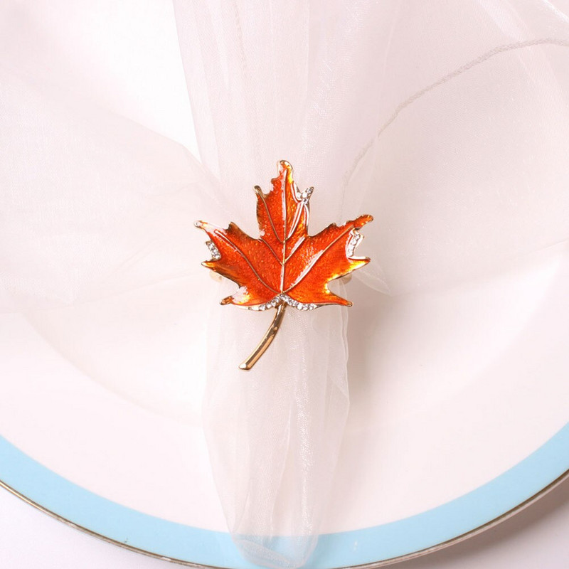 Salvrätikute sõrmuste hoidja Vahtrasõrmuse tänupüha pandla laud salvrätikuhoidjad langevate lehtedega salvrätikute peo jõulukoristuskaunistus