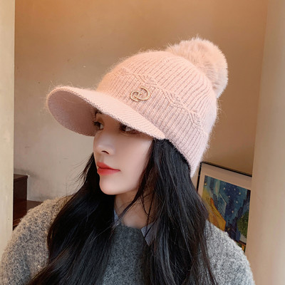 Γυναικείο μοντέρνο χειμωνιάτικο καπέλο με γείσο και μεταλλικό στοιχείο