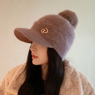 Γυναικείο μοντέρνο χειμωνιάτικο καπέλο με γείσο και μεταλλικό στοιχείο