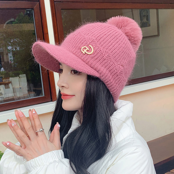 Γυναικείο μοντέρνο χειμωνιάτικο καπέλο με γείσο και μεταλλικό στοιχείο