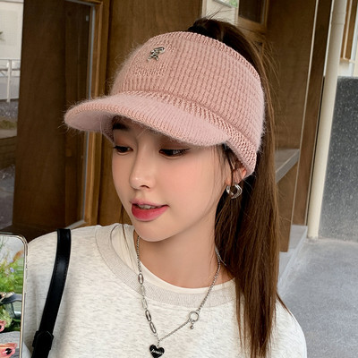 Γυναικείο χειμωνιάτικο καπέλο με μεταλλική διακόσμηση και γείσο