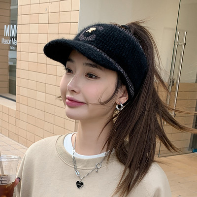 Γυναικείο χειμωνιάτικο καπέλο με μεταλλική διακόσμηση και γείσο