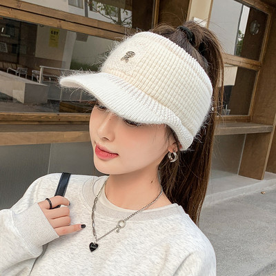 Γυναικείο χειμωνιάτικο καπέλο με μεταλλική διακόσμηση και γείσο